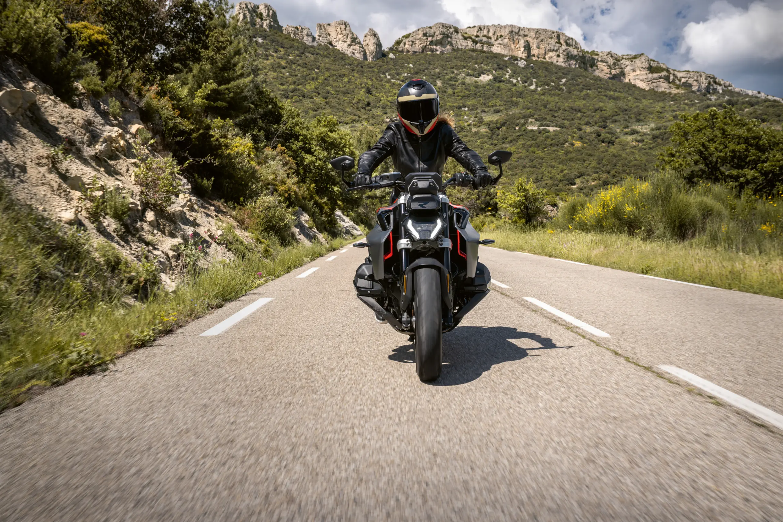 2026_BMW_R_1300_R_LIFESTYLE_2
